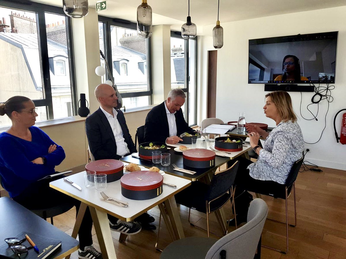 🗣 Aujourd'hui, l'équipe Ôhm se
retrouve pour faire un point stratégique sur les locaux, les événements, la communication, la gestion de l'immeuble au 156 Bd Haussmann
ainsi que sur le fonctionnement général de l'équipe.