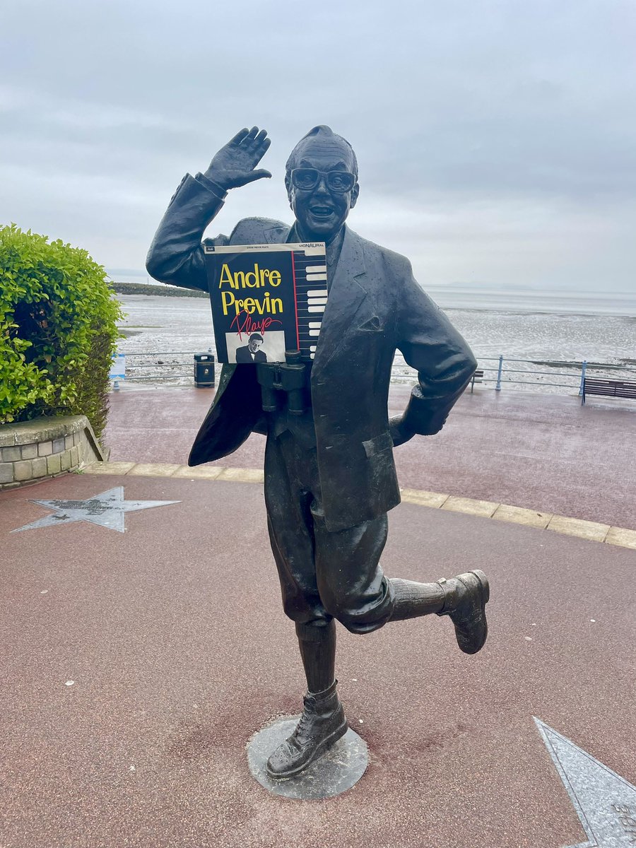 eric_ernie_col's tweet photo. Found this in a charity shop…he’d have laughed…
#StillBringingSunshine 👓🌞♥️
#EricMorecambe #AndrePrevin
#AndrewPreview #VisitMorecambe
#PlayingAllTheRightNotes
#NotNecessarilyInTheRightOrder https://t.co/HSgRlTKgQs