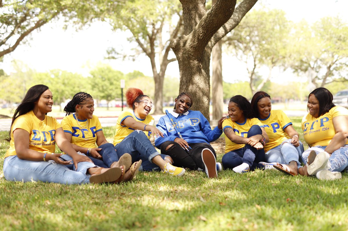 Amani_Williams3's tweet photo. I came, achieved and now it’s time for me to leave. All in good faith and love from those around me. Thank you Prairie View A&amp;M University for everything! Amani Zakiya Williams is officially signing out, w/ her Bachelor Degree in Psychology of Science! May 14th, 8:30 am Wya?!💙💛 https://t.co/uVlob9Aufk