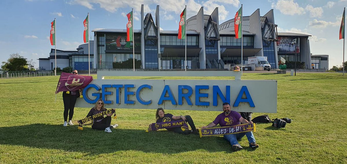HBCNantes's tweet photo. 🚗 𝟏𝟐𝟖𝟗 𝐤𝐦 𝐩𝐥𝐮𝐬 𝐭𝐚𝐫𝐝.

Un immense respect à la poignée de @supportersultrh qui vient d'arriver à Magdeburg pour encourager nos joueurs. 🙌

#MakeItHappen | #MAGDEBURGHBCN https://t.co/rCcKeOvB4T