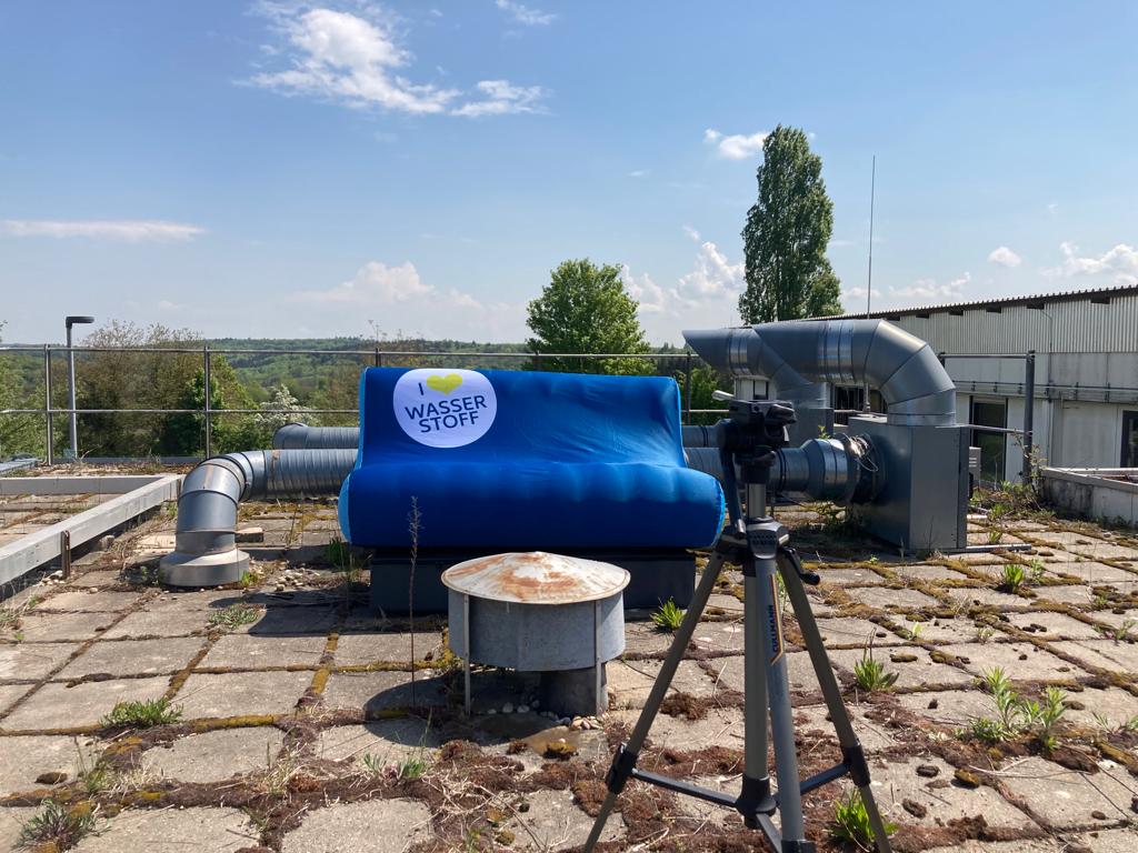 Woche_des_H2's tweet photo. Wir drehen in der #WDWS2022-Region!
Ein langer Tag geht zuende: Wir waren unterwegs im Raum Karlsruhe, wir haben gedreht mit Fraunhofer ICT, mit Steinbeis, an der HRS Karlsruhe und am Ende auf Mount Klotz.
#WDWS2022 #WDW #Hydrogen  #H2MOBILITY  #MultitalentWasserstoff https://t.co/3PWYHDBBjt