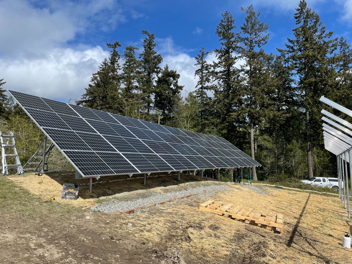 WesternSolarInc's tweet photo. This week, we're in the home stretch of installing 404 solar panels on otherwise unusable land surrounding the Vashon Island landfill! https://t.co/aWVEKS37Wj https://t.co/fmhWrVLC1T