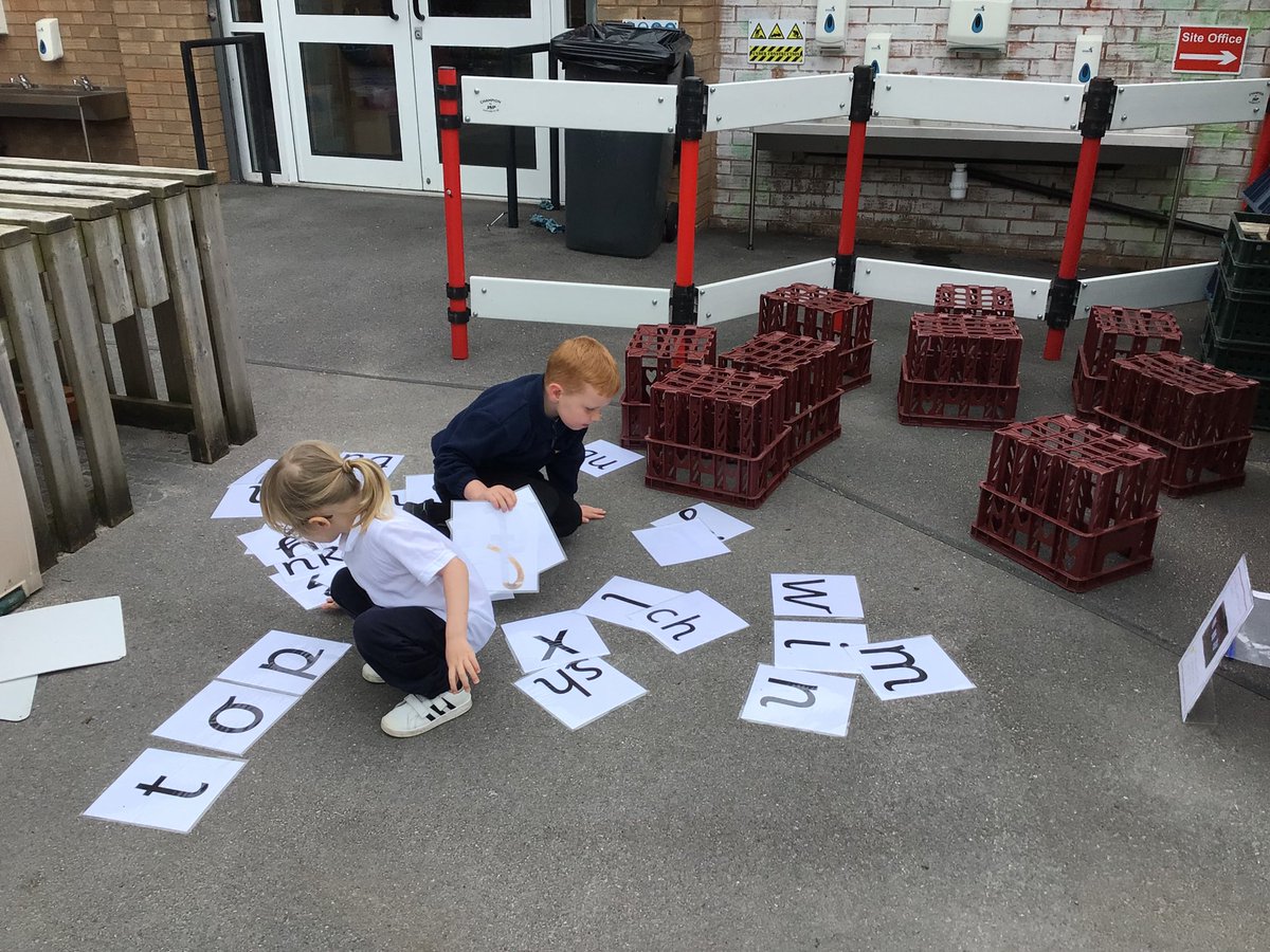 BirchwoodCE's tweet photo. The boys are busy looking for the graphemes they need to build words in the outside construction area ๐ง #bceps #bcepseyfs #eyfs https://t.co/xvxtVayx0P