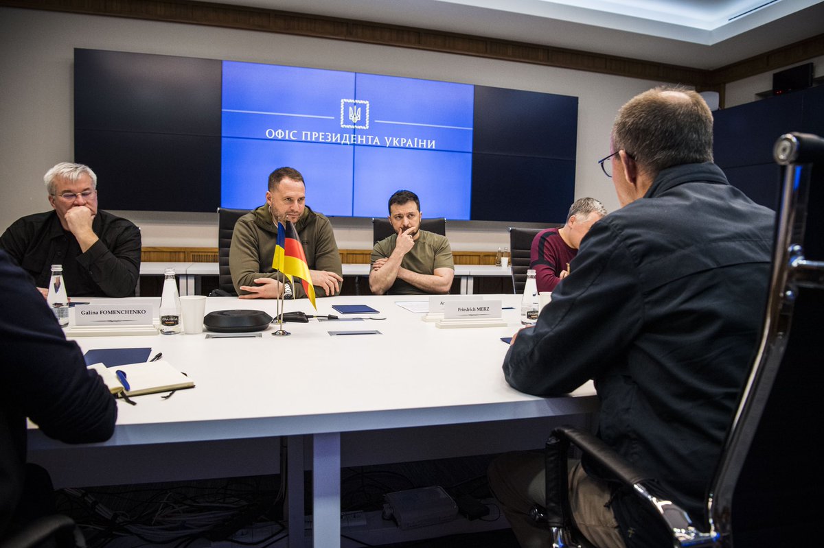 Vielen Dank, lieber <a href="/ZelenskyyUa/">Volodymyr Zelenskyy / Володимир Зеленський</a>, für den herzlichen Empfang und das atmosphärisch und inhaltlich außergewöhnlich gute Gespräch. #Deutschland steht an der Seite der #Ukraine und ihrer mutigen Bevölkerung. (FM)