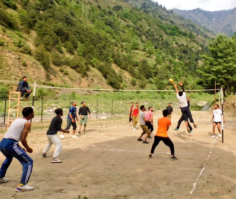 keranspeaks's tweet photo. To mark the special day Keran coy organised a volleyball match for the youth of Keran. Youth participated in the event with Josh and enthusiasm which ended with hot cup of tea and snacks.
#keran
#kaahmiris
#kashmir
#ChinarCorps https://t.co/6qyAFzX3VB