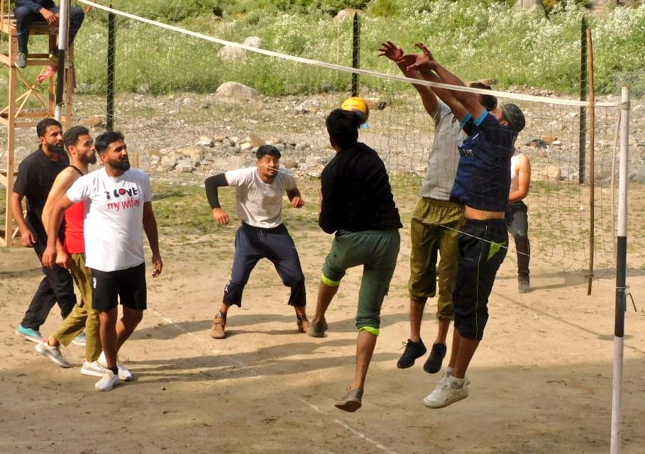 keranspeaks's tweet photo. To mark the special day Keran coy organised a volleyball match for the youth of Keran. Youth participated in the event with Josh and enthusiasm which ended with hot cup of tea and snacks.
#keran
#kaahmiris
#kashmir
#ChinarCorps https://t.co/6qyAFzX3VB