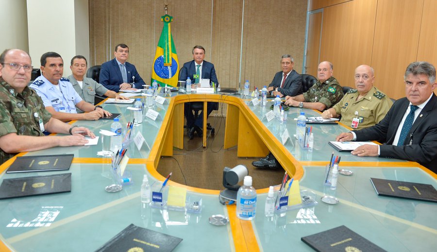 Fora da agenda, Bolsonaro se reúne com o Alto Comando do Exército