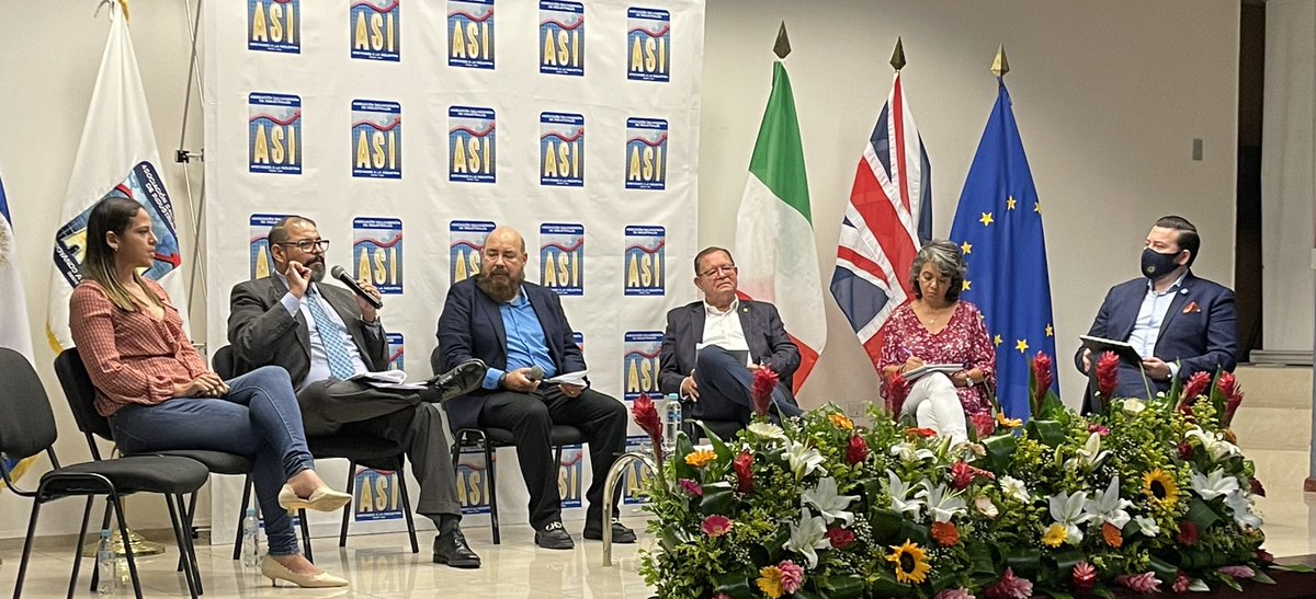 ciegokdr's tweet photo. @lcgomez modera en el #CRESA2022 de @asielsalvador el panel de la #LGIR ♻️ y  #EconomiaCircular, tema medular en este evento. https://t.co/6mJjolk8h1