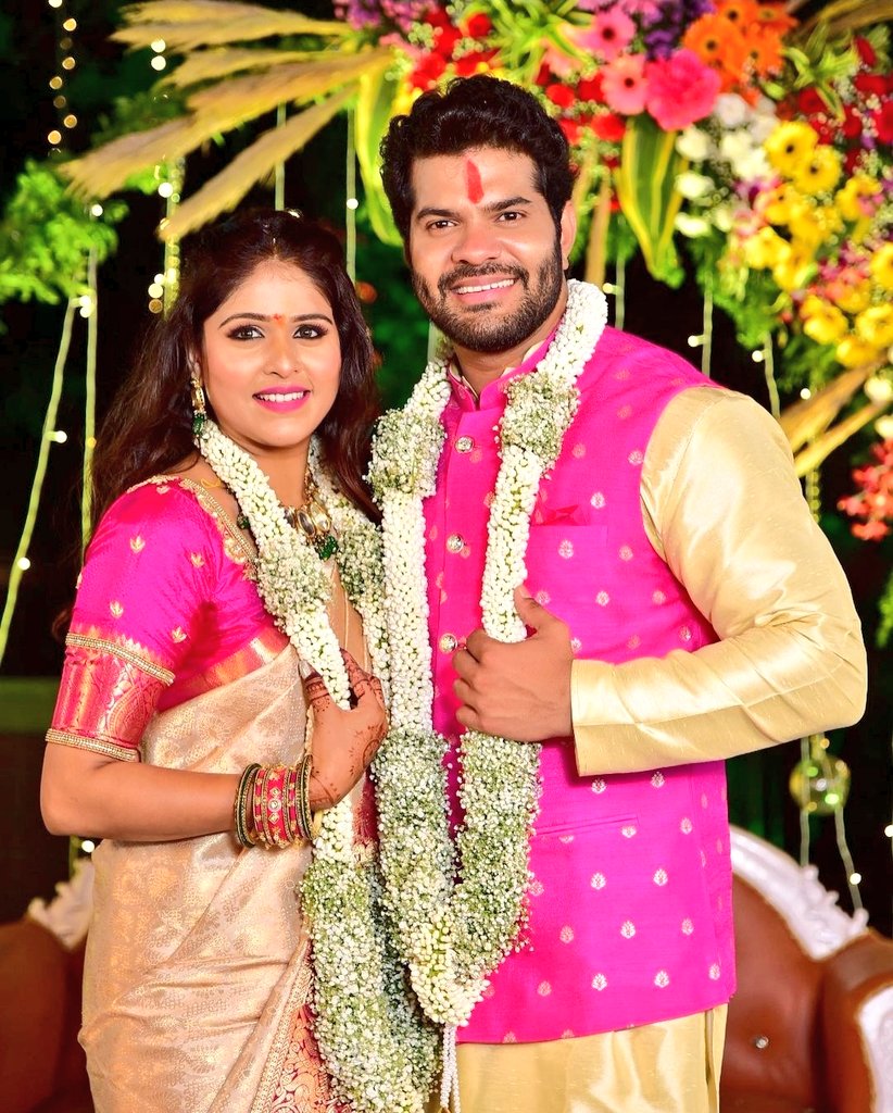 RaghavShedi18's tweet photo. Finally Engaged.❤☺
Congratulations for Happy Engagement Hardeek💍Akshaya both of you..!❤🎊🥳
@JoshiHardeek @deodhar_akshaya #Congratulationsdear #FinallyEngaged #Beautiful #HardeekJoshi #akshayadeodhar #Engaged #HappyEngagement @zeemarathi #ZeeMarathi https://t.co/LmRdxjZ0P9