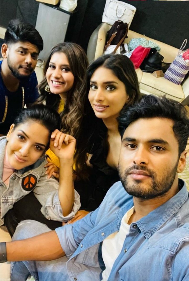 MalsDaselin's tweet photo. Jelee gang is back🥳

#mathu #pavni #priyanka #abishek #amir #papri #eejee https://t.co/ZKn48a4ePO