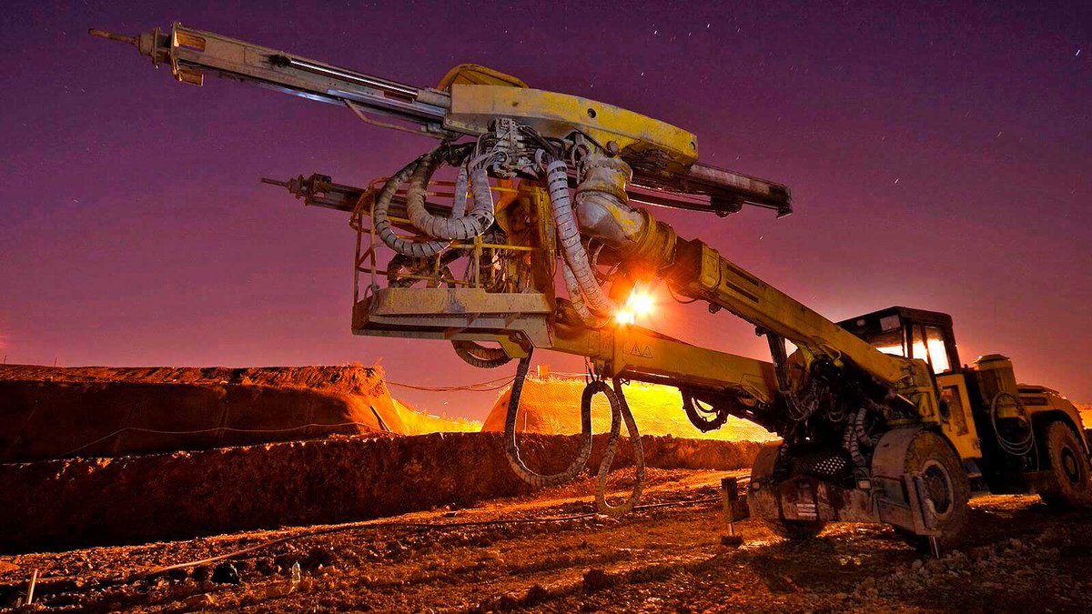 Outletminero's tweet photo. #DatoMinero| La compañía peruana #Resemin anunció, que comenzará a fabricar🛠️ la primera perforadora minera 100% eléctrica hecha en el #Perú🇵🇪
Será 100% eléctrico💡, porque se propulsará con una batería🔋, lo cual implica que prescindirá del motor a diésel👍
#MineríaAsombrosa https://t.co/sPMzspEfUV