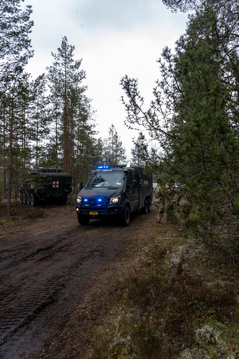 Maavoimat's tweet photo. #Arrow22 etenee turvallisuus kärkenä. Pelastusharjoitukset ovat rutiini, joka käydään läpi jokaisen osallistuvan harjoituskumppanin kanssa. Oikea tiedonkulku ja toimivat yhteydet ovat edellytys turvalliseen yhteistoimintaan.  #maavoimat  #pspr #karpr #porpr https://t.co/J6Se0m68YD