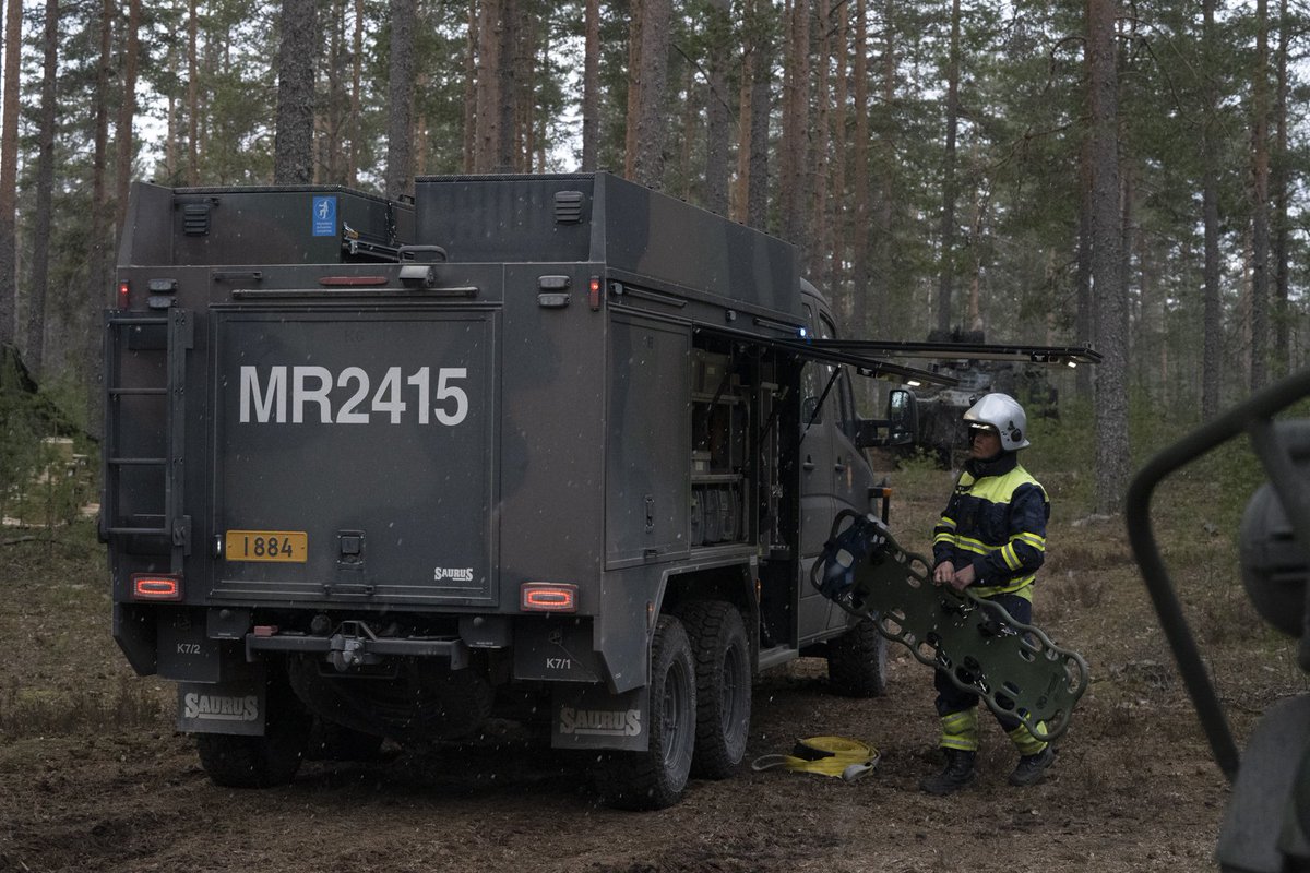 Maavoimat's tweet photo. #Arrow22 etenee turvallisuus kärkenä. Pelastusharjoitukset ovat rutiini, joka käydään läpi jokaisen osallistuvan harjoituskumppanin kanssa. Oikea tiedonkulku ja toimivat yhteydet ovat edellytys turvalliseen yhteistoimintaan.  #maavoimat  #pspr #karpr #porpr https://t.co/J6Se0m68YD