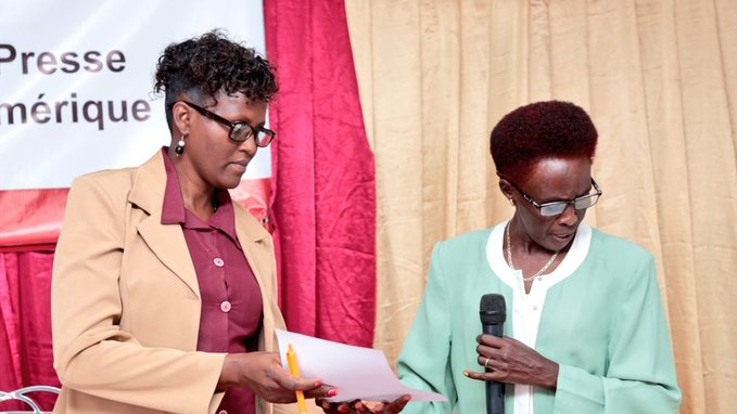 Ikiriho's tweet photo. 🔁#WorldPressFreedomDay Mireille Kanyange, Cheffe de rédac à la radio @RT_Isanganiro est la nouvelle présidente de la Maison de la Presse au #Burundi, une Asbl du domaine des media regroupant 4 associations de journalistes: #ABR, #AFJO, #AJSB et #AJEB. Elle remplace Denise Mugugu https://t.co/QzHwC5n5u8