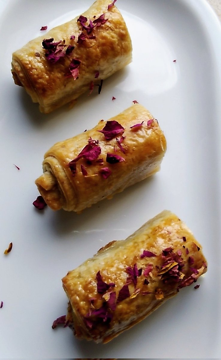 NinasSweet's tweet photo. baklava, baklawa baclava es un pastel con pistachos o nueces trituradas, distribuida en una  masa filo y bañado en almíbar de agua de rosas y limón los nuestros en forma de puritos y decorados con pétalos de rosa que aromatizan a la perfección.
#ninas_sweetstips #dulce #catering https://t.co/WfziGoqK7O