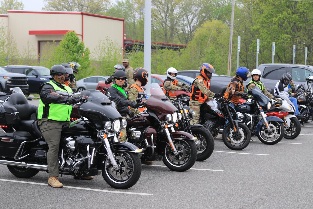 20thCBRNE's tweet image. Command Sgt. Maj. Jorge Arzabala and riders from the 20th CBRNE Command took part in a farewell motorcycle ride this morning for Chaplain Lt. Col. Martin S. Cho.
#ArmyChaplain #MotorcycleSafety #WeGoTogether #같이갑시다 #LibertyWeDefend