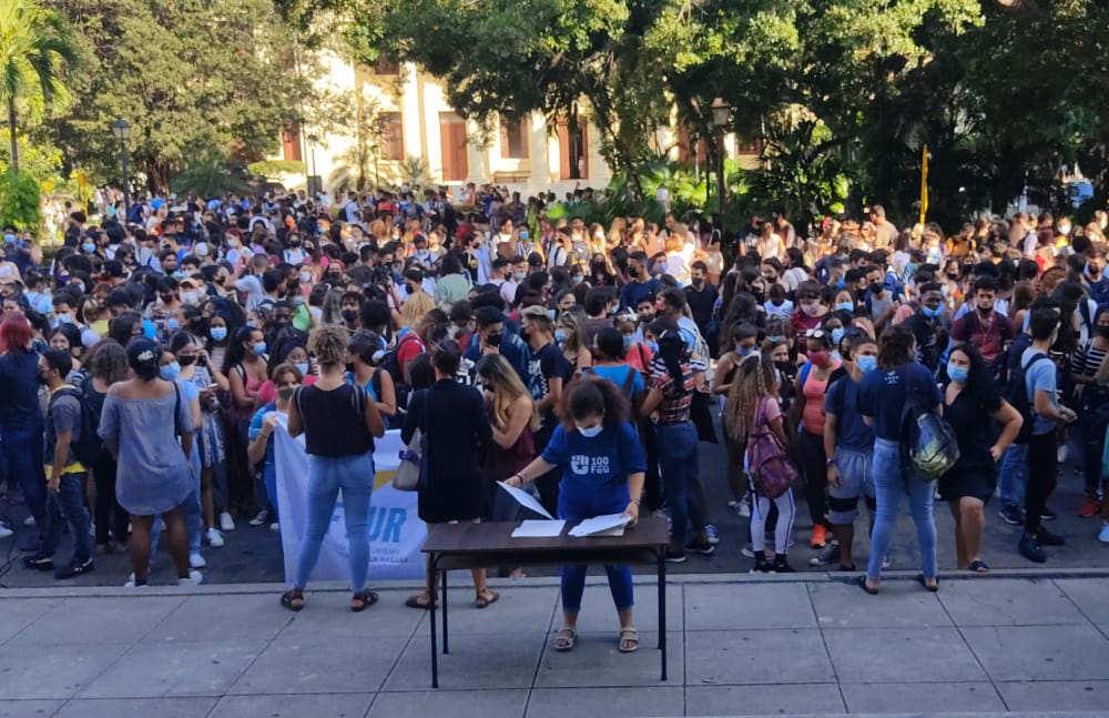FeuCuba's tweet photo. Orgullosos y comprometidos con la #Revolución la FEU de la @UdeLaHabana otorgó los carné que acredita como miembros #FEUdeCuba a las generación del #CentenarioFEU.

#Revolucionando #XCongresoFEU ✊🏼🇨🇺 #SomosFEU https://t.co/Rvq1RGUAO2