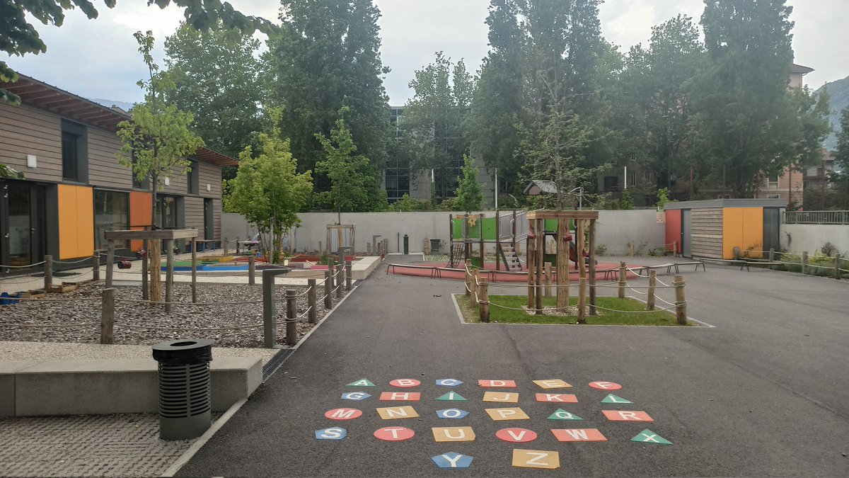 Grenoble_Commun's tweet photo. Inauguration de l'école Diderot rénovée et tournée vers la place aux enfants.
Une maternelle haute qualité énergétique en bois local, une partie ancienne rénovée, deux cours  végétalisées avec jardin et jardin de pluie ainsi qu'une salle plurivalante pour les enfants et agent-es. https://t.co/KbnRqO2NoB