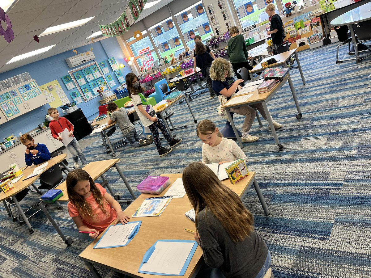 abergersclass's tweet photo. So much fun! We did a gallery walk, looking and learning from everyone’s All About Books! @Jyouanes_ADDAMS #addamslearners @royaloakschools https://t.co/97tJknN1hU