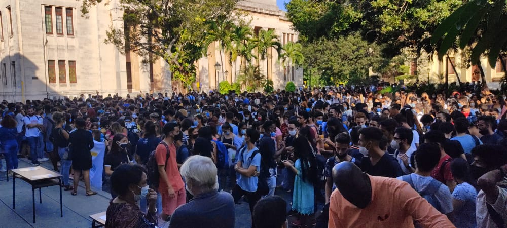 FeuCuba's tweet photo. Orgullosos y comprometidos con la #Revolución la FEU de la @UdeLaHabana otorgó los carné que acredita como miembros #FEUdeCuba a las generación del #CentenarioFEU.

#Revolucionando #XCongresoFEU ✊🏼🇨🇺 #SomosFEU https://t.co/Rvq1RGUAO2
