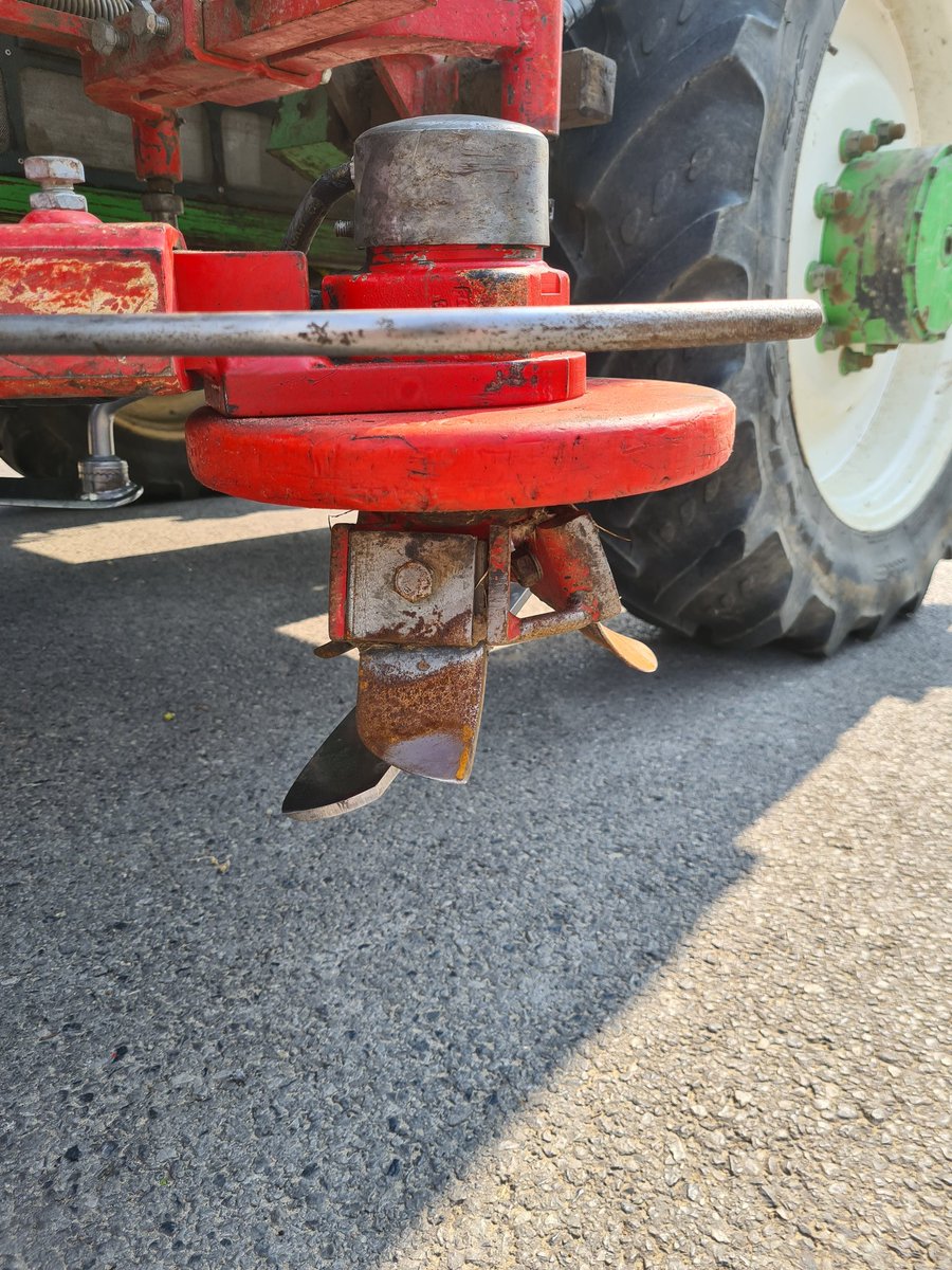 benoit51390's tweet photo. Changement d'outils pour ouvrir les sols dans la #ValleeDeLArdre .

Les dents rotatives remplacent les lames. #Starmatic

#Champagne 
#TravailDuSol https://t.co/roifWcwjJi