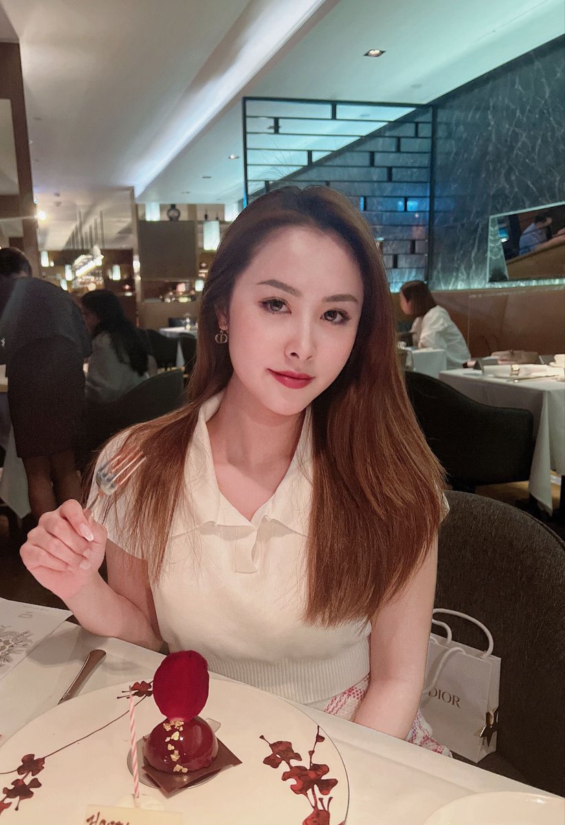 uniqchloee's tweet photo. A year older and a year wiser.  Learned a lot this pass year and had an unbelievable ride in #NFT and #Crypto https://t.co/pv9e0Nfos1