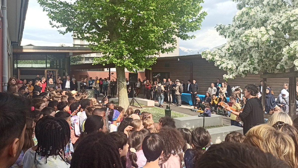 Grenoble_Commun's tweet photo. Inauguration de l'école Diderot rénovée et tournée vers la place aux enfants.
Une maternelle haute qualité énergétique en bois local, une partie ancienne rénovée, deux cours  végétalisées avec jardin et jardin de pluie ainsi qu'une salle plurivalante pour les enfants et agent-es. https://t.co/KbnRqO2NoB