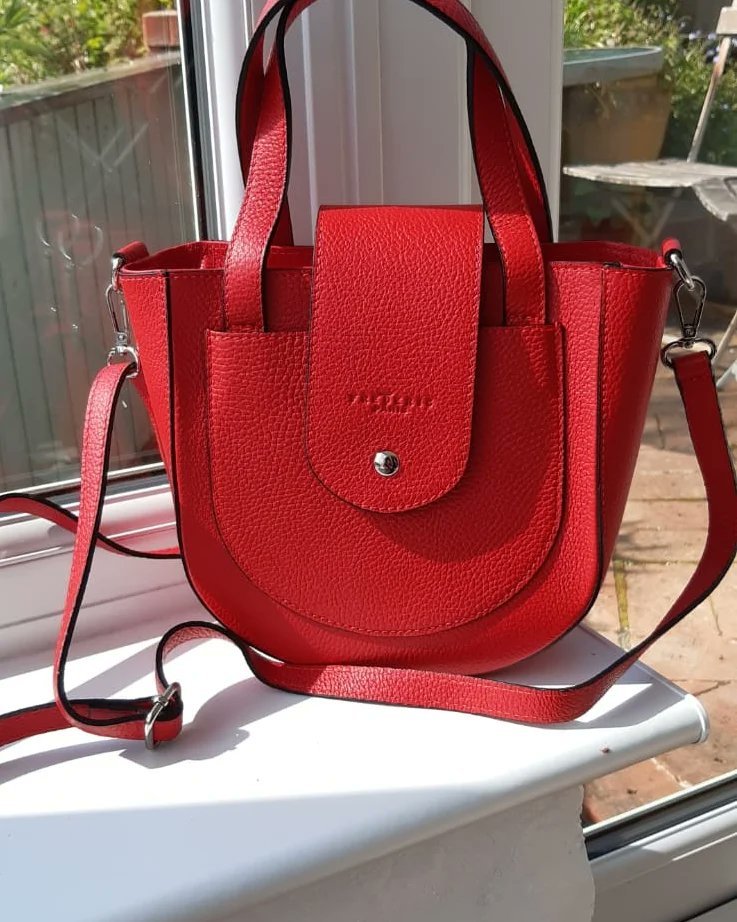 UrbanCountryCh1's tweet photo. Some lovely photos from a customer who purchased one of our leather bags from the Frederic T range. 
These bags really are beautiful 😍 
Thank you @margarethawkins806 for the images 
#urbancountrychic #leather #leatherbags #shoulderbag #accessories #country #countryliving https://t.co/qy5QYQI9WM