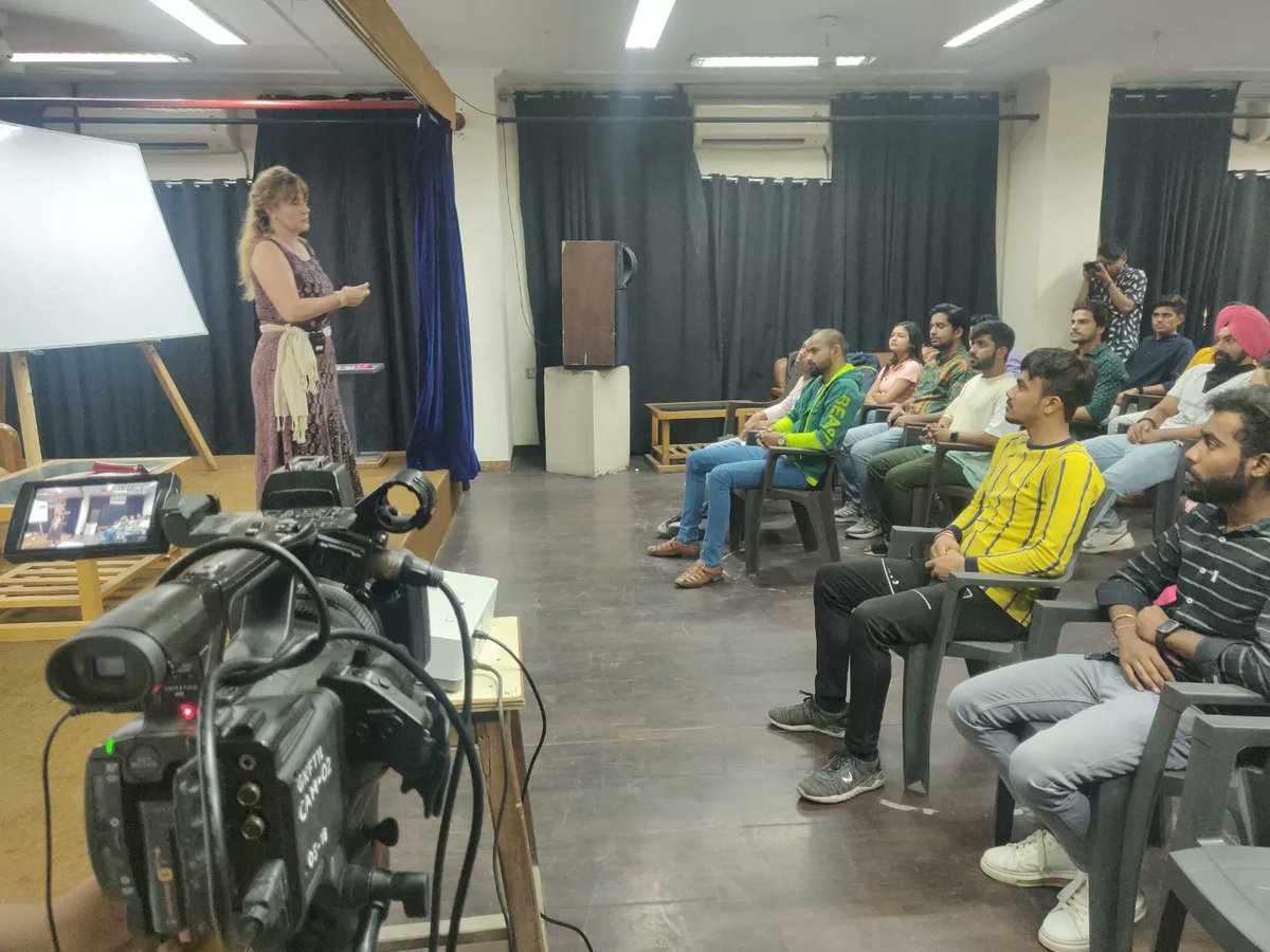 gkftii's tweet photo. Here's sharing glimpses from 1st day of #actingworkshop by @jackieroussety
.
.
.
#actingforfilmandtv🎭 #actingforwebseries #actingfortvserial #actingworkshop #interactivesession #gulshalkumarfilmandtelevisioninstituteofindia https://t.co/DKFuahUZQn