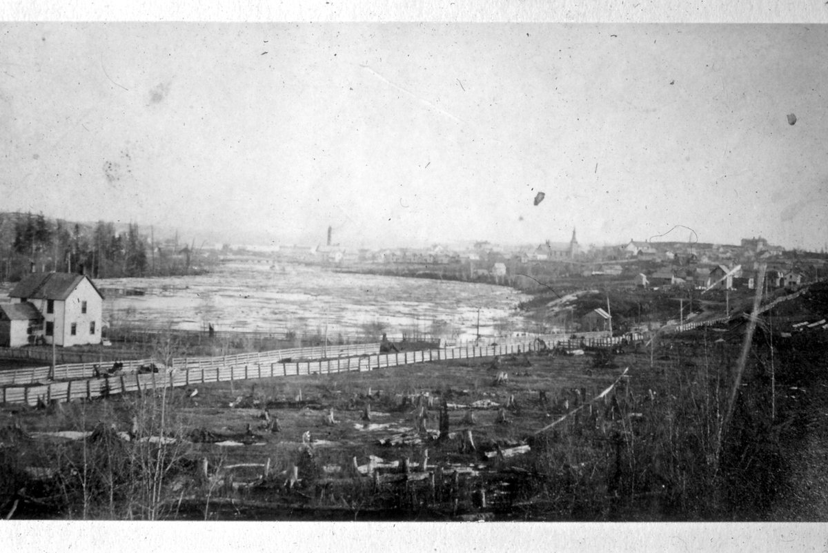WPSDMuseum's tweet photo. Photo of William Street in Parry Sound, 1890. If you look closely in the distance you will notice the smoke stack for the Parry Sound Lumber Company, located in the Town of Parry Sound at the mouth of the Seguin River.
#DaveThomasCollection https://t.co/zWKLFZhxjk