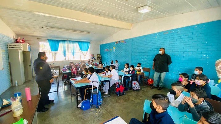 SSPCOAH's tweet photo. En cumplimiento al estándar 2.6.6.
Función de educación al público #C4 #RegionSureste realiza taller “Salvando mi vida y la de mi Familia: Uso responsable del Sistema de Emergencias 9-1-1”
Esc. Primaria Ramón Méndez González T.M. Col. Ignacio Zaragoza https://t.co/Bupbi9VSBQ