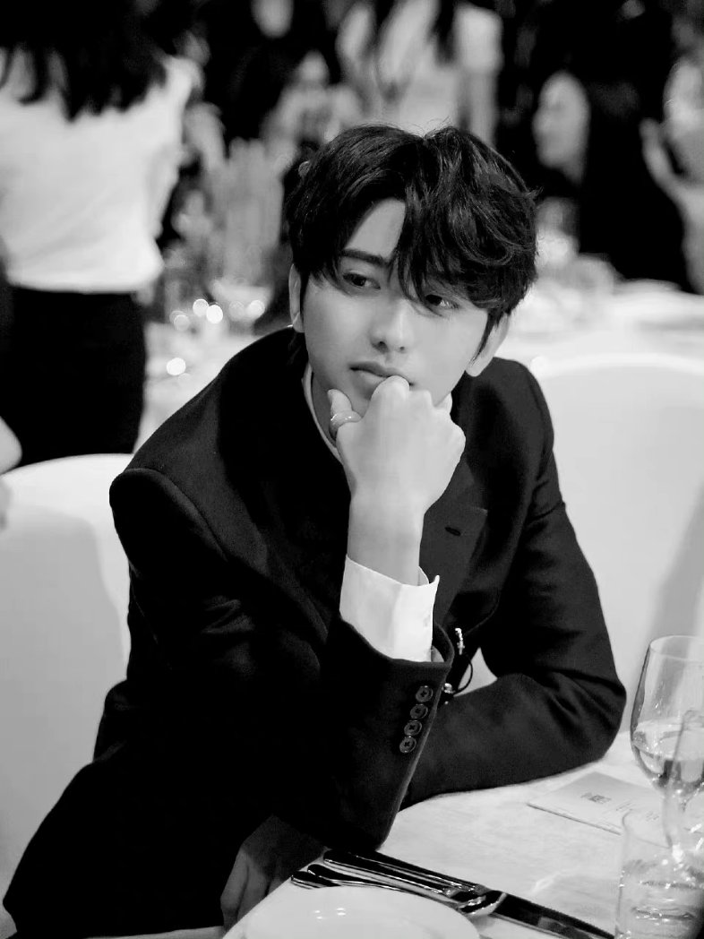 KunsL1ght's tweet photo. Soft 🥺
Who wouldn't melt under this gaze

#CaiXukun #蔡徐坤 https://t.co/E8xmsrf9am