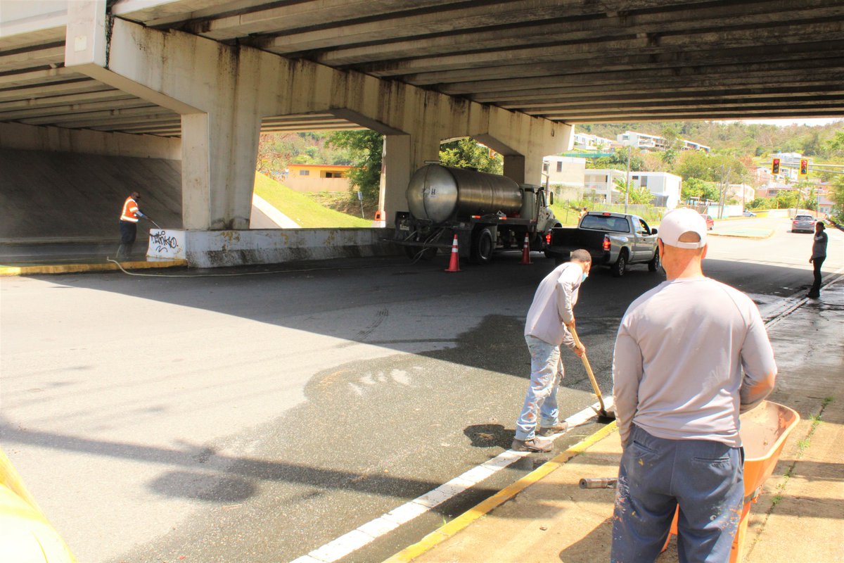 MHumacao's tweet photo. Brigadas Municipales llevan a cabo tareas de limpieza debajo del puente, en la Carretera PR-924, cerca del Colegio San Benito. https://t.co/5aOK6ddKL1