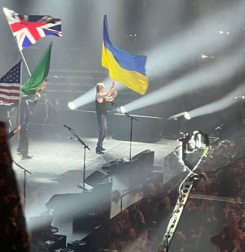 🇺🇦Сер Пол Маккартні підтримав Україну і засудив дії рф

Як пише Independent, під час свого концерту у місті Спокан (США) у рамках світового туру під назвою Got Back, Маккартні з'явився на сцені з українським прапором у руках.