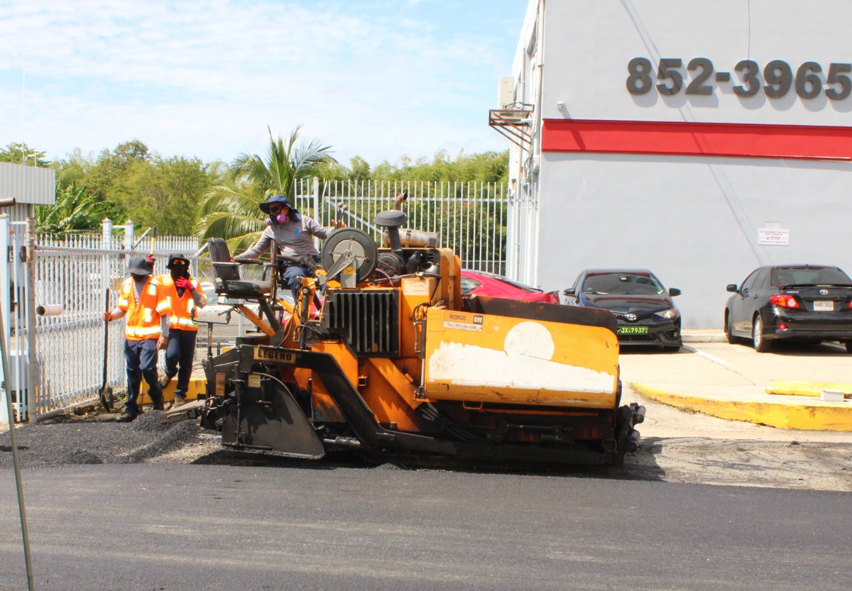 MHumacao's tweet photo. El excelente equipo de trabajo del Departamento de Obras Públicas Municipal llevan a cabo trabajos de repavimentación en la marginal que discurre entre WALO Radio Oriental y Fabiolas Pinchos durante el día de hoy. https://t.co/EIPp2YGhq8