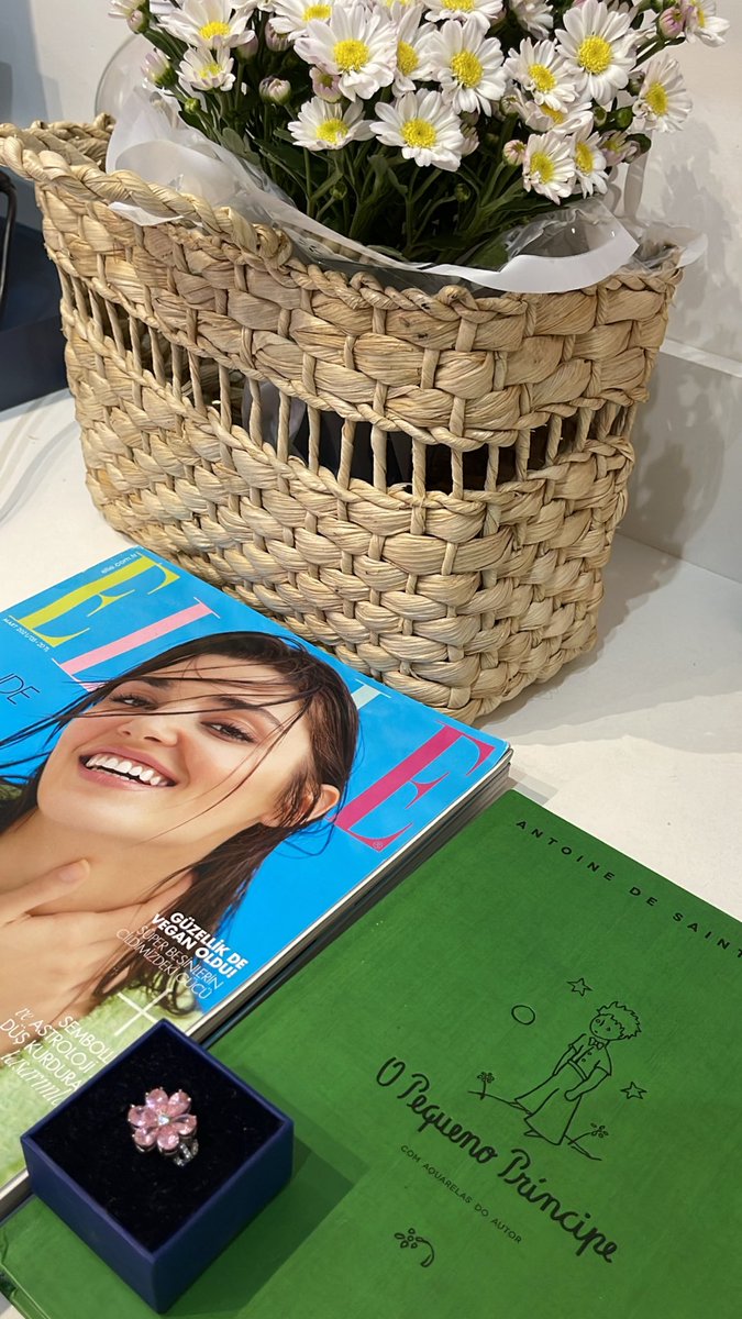 ismymagazine's tweet photo. Amanhã é dia de fotos e separamos alguns itens para levar. Não é que bateu uma nostalgia?
#IsmyKiz • #IsmyShoot • #YildizCollection https://t.co/Yh51Qr6JRq