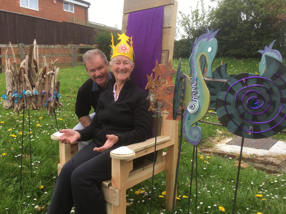 whippetup4's tweet photo. Fantastic day at #Boosbeck building coastal crowns and the people’s throne with #RedcarandCleveland residents - we are having a people’s arty party #SocialPrescribing https://t.co/kJpHtYTlsb