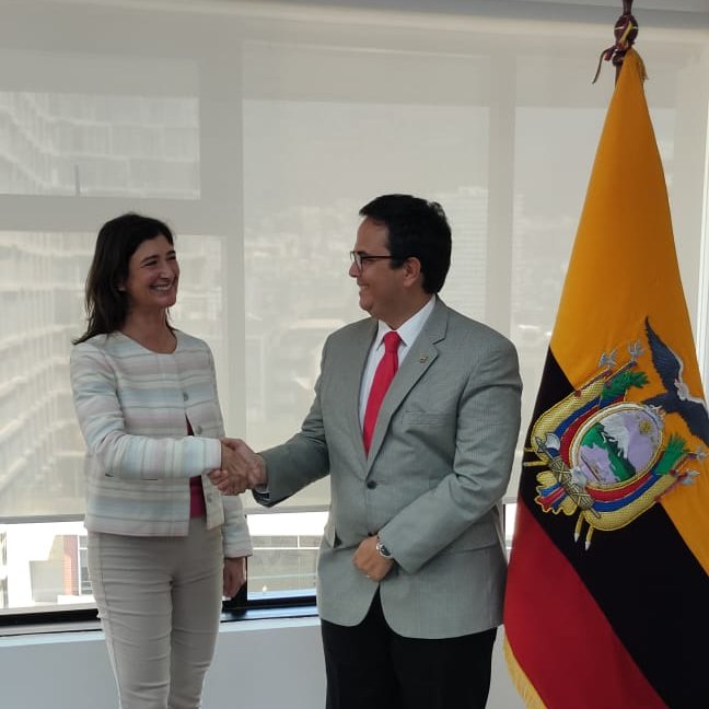 ViceminEnergia's tweet photo. 📍Inicia agenda de trabajo del Ministro de Energía y Minas, @xvgGeoengineer.
El Secretario de Estado se reunió con la Embajadora de @CanadaEcuador🇨🇦 @Sylvie_Bedard, con el fin de impulsar temas de cooperación bilateral para el óptimo desarrollo de proyectos energéticos y mineros. https://t.co/1fAdk2AhYj