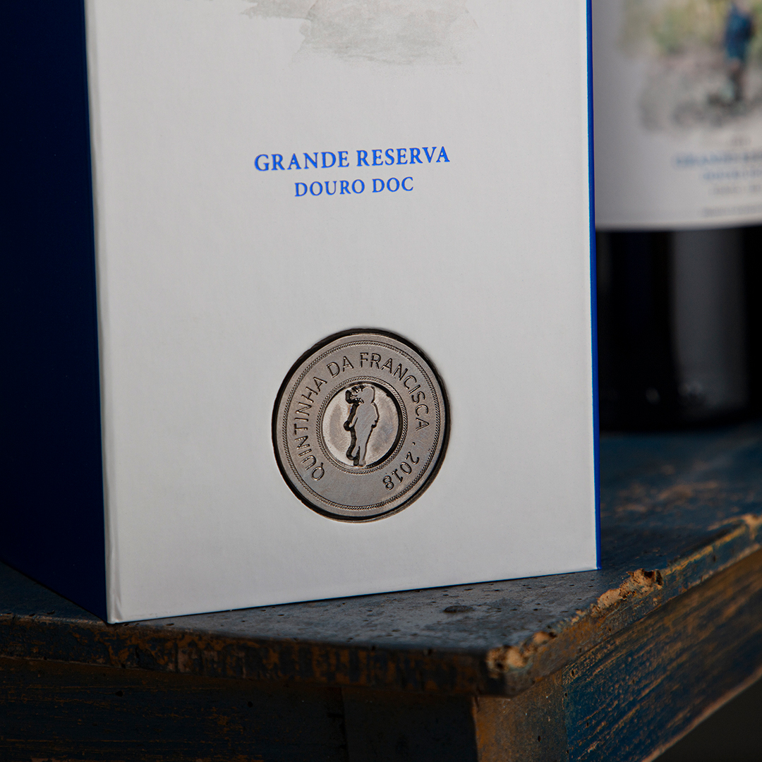 ma_creative_'s tweet photo. LET’S TALK ABOUT PACKAGING
Quintinha da Francisca is a very special packaging project with exclusive and high-quality details, from the label, and silver medallion to the card /wood box. 
Quintinha da Francisca is an homage to the little Francisca the daughter of the winegrower https://t.co/5IhtxzWwy5