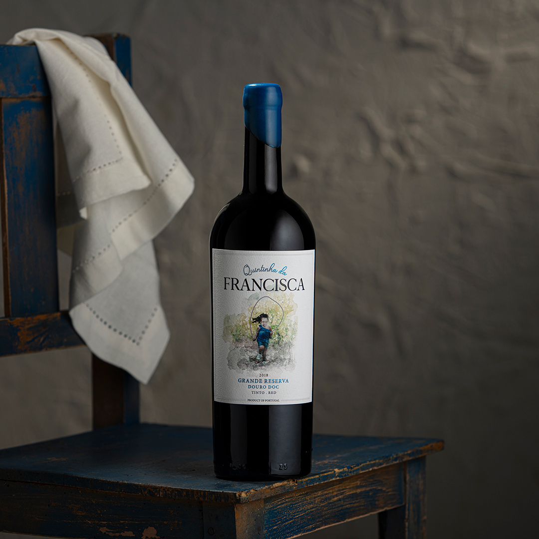 ma_creative_'s tweet photo. LET’S TALK ABOUT PACKAGING
Quintinha da Francisca is a very special packaging project with exclusive and high-quality details, from the label, and silver medallion to the card /wood box. 
Quintinha da Francisca is an homage to the little Francisca the daughter of the winegrower https://t.co/5IhtxzWwy5