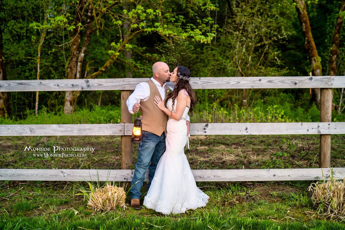 MonroePhotoUSA's tweet photo. Congrats Amy and Billy on tying the knot.
https://t.co/ZjgV3MNkk4
@bsygrl76
#pnwbride #pnwgroom #oregonbride #oregonbridemag #pnwweddingphotographer #pnwwedding #oregonweddingphotographer #oregonwedding #weddingphotography #weddingdress #wedding #artofportraitphotography https://t.co/lIZP5wkECl