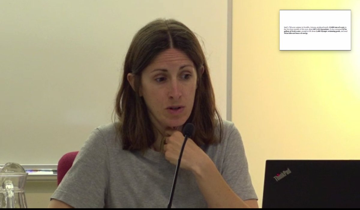institut_IDHC's tweet photo. .@joanamoll nos habla hoy sobre los impactos del desarrollo tecnológico en el medio ambiente", explicando el proyecto sobre #microprocessadores: #EspeciesInanimadas https://t.co/WlQWn0bDTL