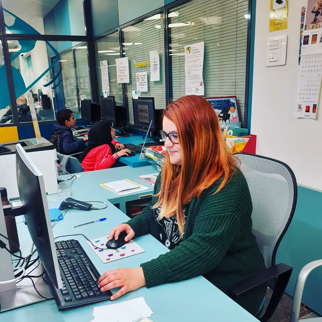 Us presentem la Sara Mas Castaño, la nostra nova tècnica auxiliar de biblioteca. 
La trobareu sobretot a la sala infantil i us recomanarà molts contes de tota mena 📕🐸🌻🐲🍓🐜🎼👌
Estem molt contents de tenir-la a l'equip de la Biblioteca.
Benvinguda!