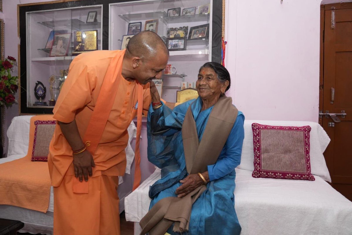 rampratappintu's tweet photo. माँ मैं जो कुछ भी हूँ, आपकी आशीर्वाद की बदौलत हूँ @myogiadityanath https://t.co/VNZUJ4SFll