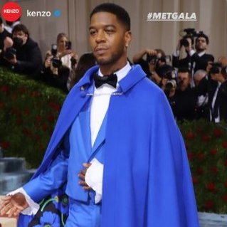 V_and_A's tweet photo. Honestly, we could do this all day.
Looks from the #MetGala2022 vs objects in our collection, a thread.👇

Look: @KidCudi in @kenzo 
Object: 1920s Cartier brooch – https://t.co/Wtg5WAijjT https://t.co/GnMwwoKoP5