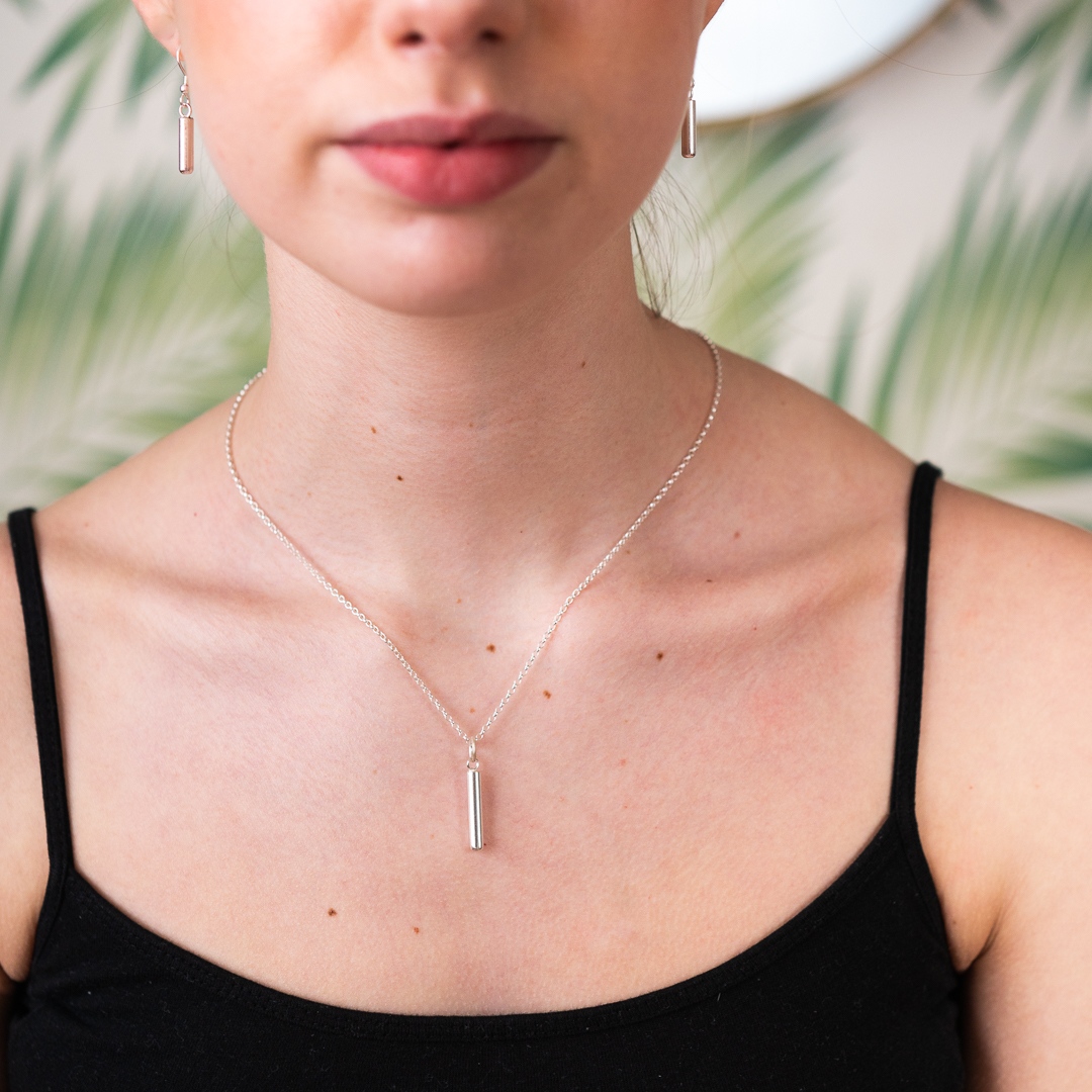 ChilliWinter_'s tweet photo. Dave ChilliWinter handmakes each piece individually in our home studio.

Simple, elegant, and this design really is versatile for all occasions...👕👗 🏖️🎓 🥳

Check the link in the bio ☝️

#sterlingsilverjewelleryuk #silverjewellery #giftsforheruk #giftinspo #handmadejewellery https://t.co/sH78xv9qL2