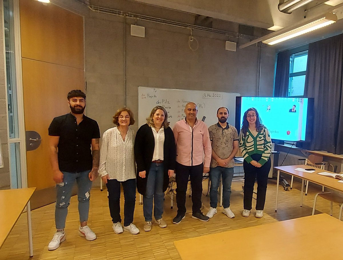 _Laurotah's tweet photo. hoy hemos tenído nuestra primera clase de alemán! danke sehr ☺ #KA1EOIAlcalá #MiErasmus @alcalaidiomas https://t.co/0S8LG2Fqiz