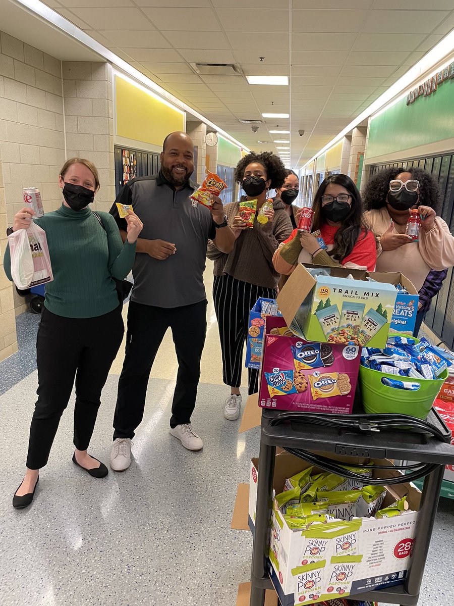 GWCPWarriors's tweet photo. Traveling snack cart! Teachers enjoyed an afternoon pick-me-up delivered to their doors by our admin team. #TeacherAppreciationWeek #ThankATeacher #SnacksSnacksSnacks https://t.co/5UcBCr48m0