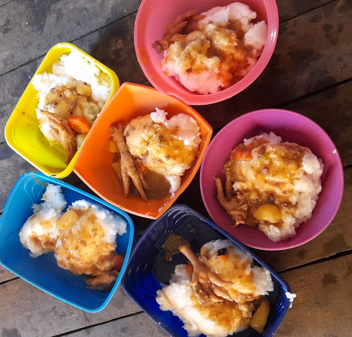 tankiso_matanka's tweet photo. Meals were cooked and kids received their meals

#soupkitchentuesday
#kasiherofdtn https://t.co/St2LkISdk4