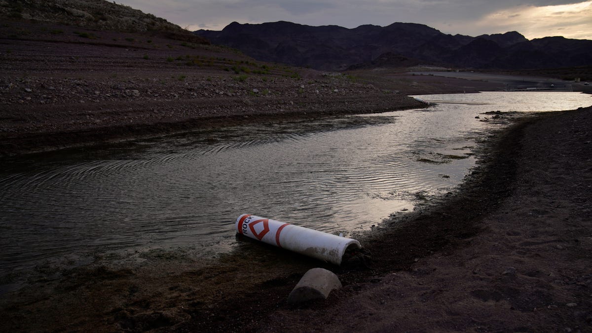 Gizmodo's tweet photo. Decades-Old Body Emerges from Drought-Stricken Lake Mead https://t.co/XB4UsWuj0k https://t.co/jX8WHkaZbO